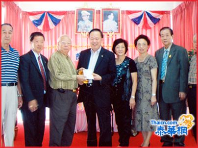 香港胡氏宗亲总会主席胡楚南伉俪游泰访泰华孤儿院赞助经费