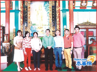 以纪念先严林合赞老先生及追念故贤内助张詹美银女士之名义 张怀三大善长携眷再赞助天华医院建肾脏中心五百万 由正副董事长马灿伟张建禄周猎夫暨郭光国王森丰等接领申谢 连前数次捐献已超过一千万 特赠送精心整理编译「金刚般若波罗密经」精本