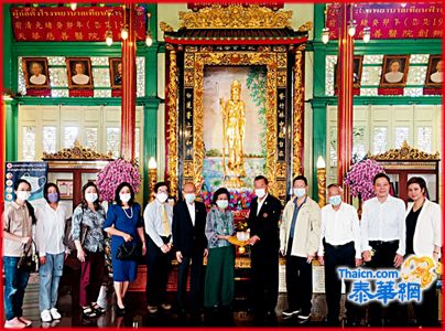 支持天华医院为董事成员及民众接种疫苗履行守望相助共克时艰社会责任 马灿伟董事长夫人吴惜娇女士以身作则捐献一百万铢 并发动亲朋戚友廿二位各捐十万合共三百廿万铢 发挥集腋成裘力量共襄善举救人于水火功德无量