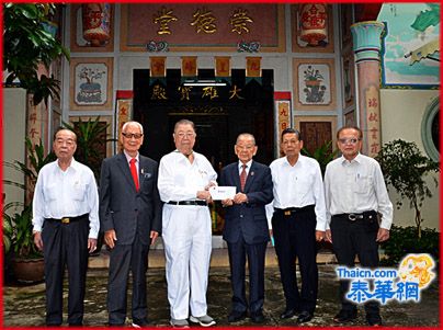 大慈善家黄承金冯世纪各捐赠崇德善堂十万铢 李振钦董事长接领善款并介绍善堂慈善工作 副董事长王秋泉李振来李华强出席捐赠仪式