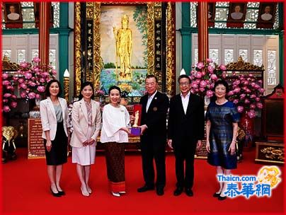泰国酿酒集团资深副总经理坤塔巴妮及诸位高管旗下数家公司 将在唐人街春节活动项目收入177,053铢捐赠天华医院 善款由天华慈善医院董事长郭光国和总干事陈梓亲自接领并致谢意