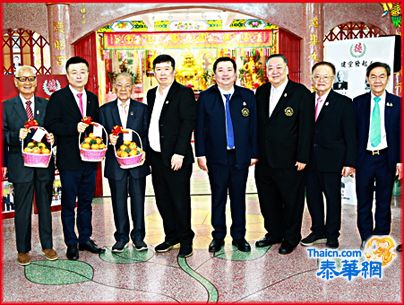 泰国丰顺会馆首长捐助崇德善堂 徐永添黄承金冯世纪各捐十万铢 李楚雄董事长及王秋泉文国华陈克全吴金城社长出席接领善款