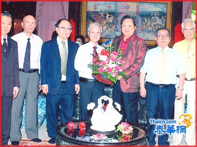 泰华报人基金会代表向陈有汉博士李光隆主席陈汉士博士陈郑伊梨主席拜年