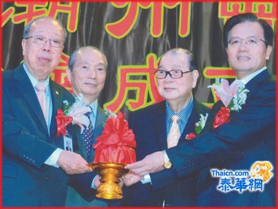 潮馆第38届执委会隆重举行就职典礼 宁赋魁大使主持授印信予蔡汉强主席接领 大会主席李光隆与胡玉麟博士见证  马文清张炳华倪昌祥吕木龙庄汉忠陈运楼接获颁名誉主席请任书各助经费二百万铢陈亨廷另助教育基金二百万铢