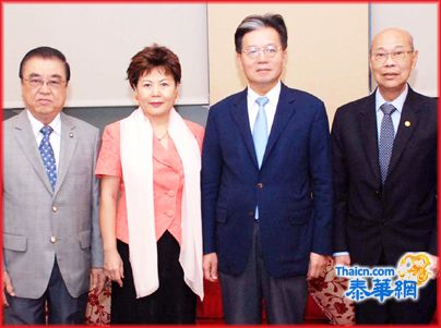 中华人民共和国驻泰王国特命全权大使宁赋魁伉俪任满返国荣升　陈振治黄迨光黄汉良亲赴机场欢送赠鲜花祝福政躬康泰