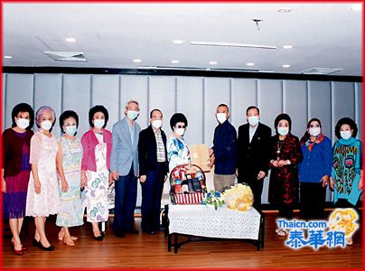 郑岳龙董事长郑马惠娟伉俪假大华酒店设盛宴 庆贺颂蓬‧秦銮警中将荣陞国家警察助理警总长 应邀光陪有：社匿博士警少将  侨领王志民黄畅亮陈克正陈如森陈茂松陈木龙及各位夫人吴金城社长等场面温馨