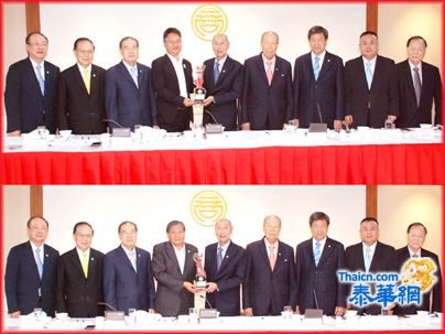 泰国中华总商会新第二十五届会董会第七次常月会议 陈振治主席主持颁发体育部高尔夫球友谊赛优胜者奖杯