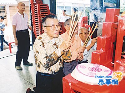 潮阳西岐乡黄氏家族会举行谒祖活动 理事暨族亲莅临谒祖及参加联欢活动 黄鸿镇理事长主持仪式领导数百族亲虔谒祭拜先祖
