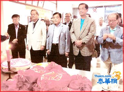 台湾侯氏宗亲会代表团侯平福一行访问泰国侯氏总会 侯映辉理事长热烈欢迎举行祭祖馈赠墨宝敦睦族谊